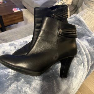Anne Klein size 8.5 women’s black heeled boots